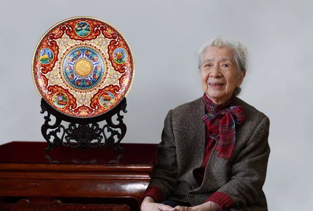 《世纪华章》景泰蓝大盘  常沙娜、钟连盛共同创作