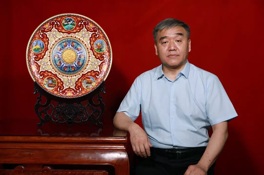 《世纪华章》景泰蓝大盘  常沙娜、钟连盛共同创作