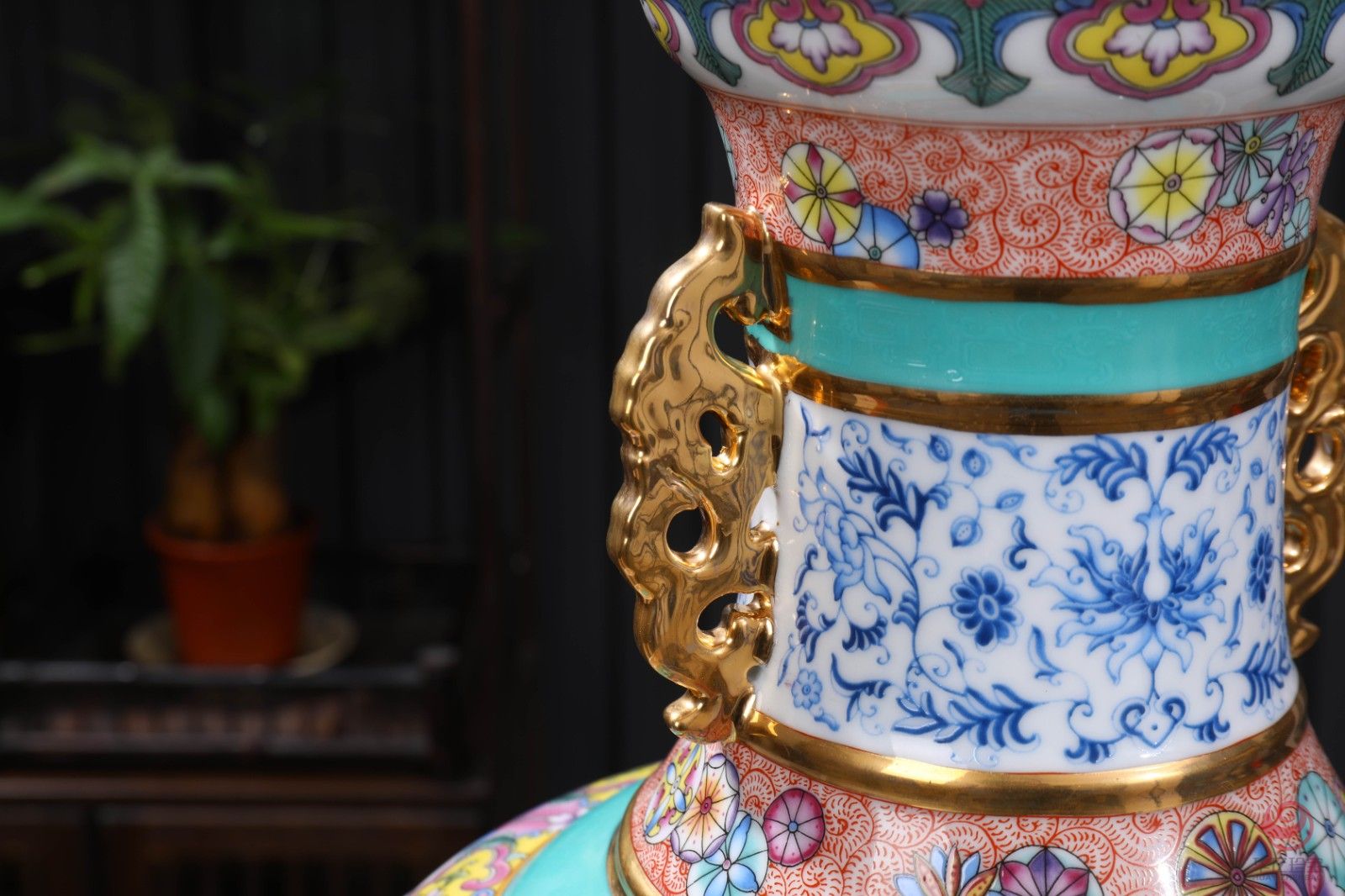 李文跃大师创作瓷器《丝路风情·瓷王双尊》