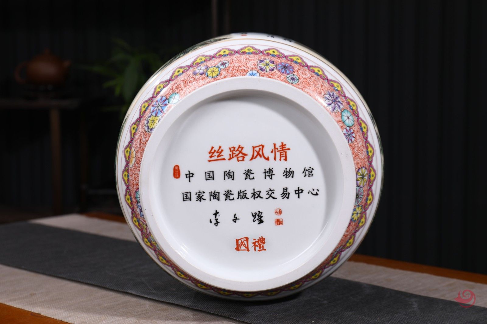 李文跃大师创作瓷器《丝路风情·瓷王双尊》